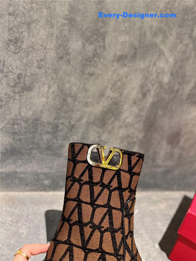 Va1e*ntin0 leather outsole ankle boots