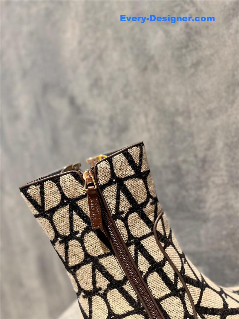 Va1e*ntin0 leather outsole ankle boots