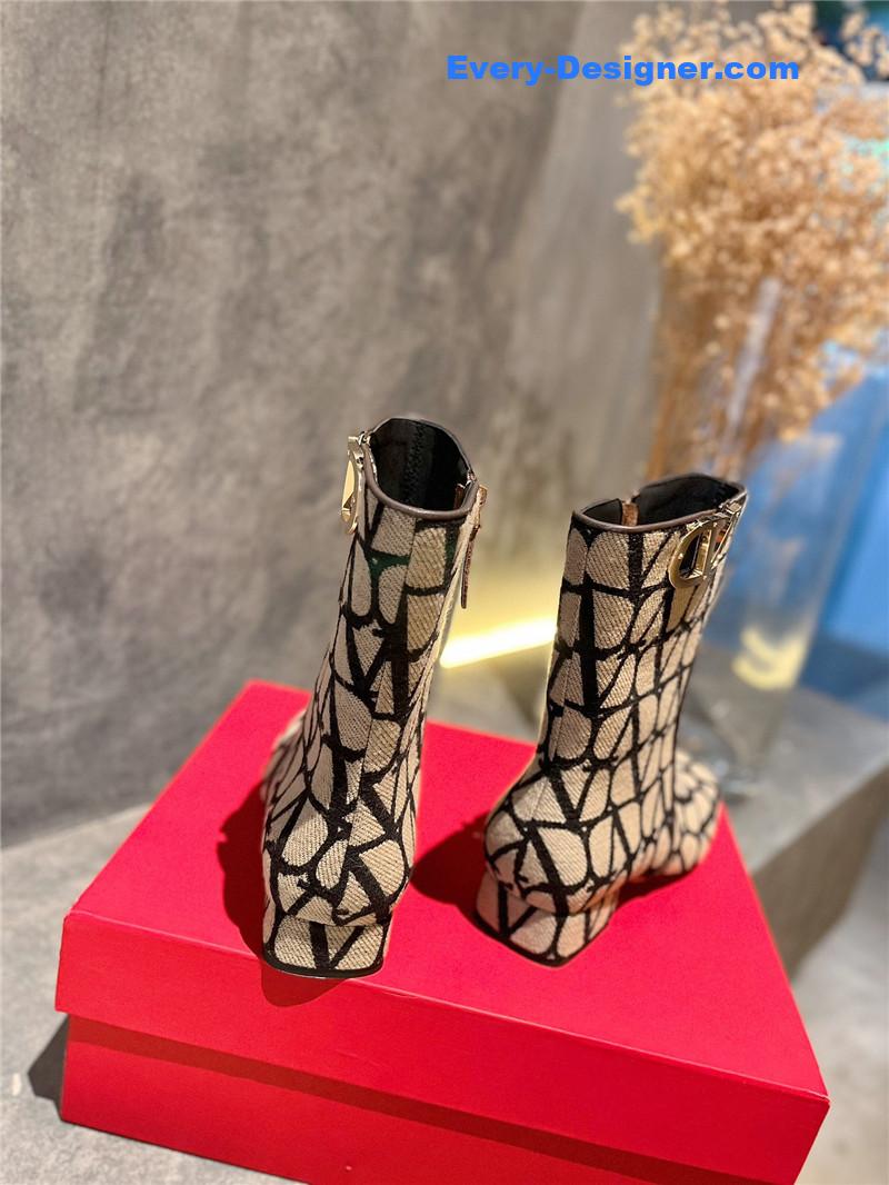 Va1e*ntin0 leather outsole ankle boots