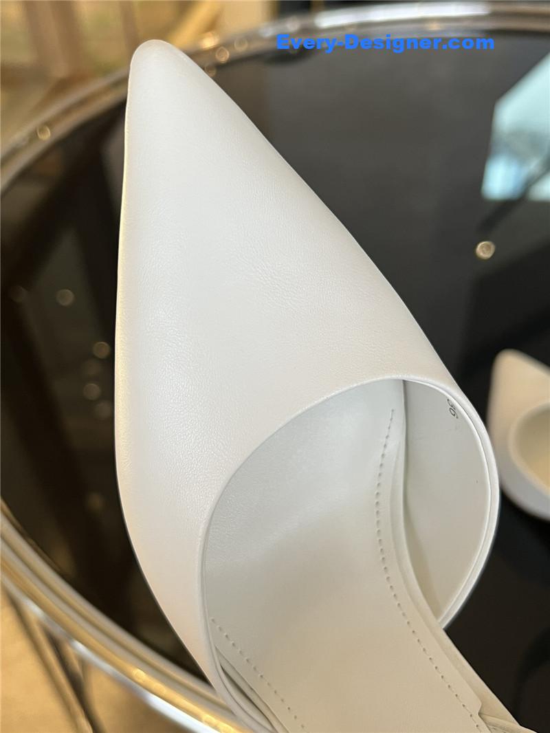 F**di f-shaped three-dimensional heel pumps