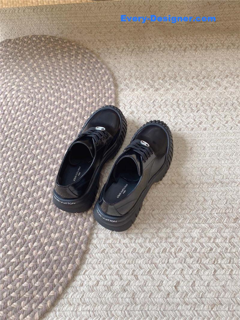 l0vis Vvtt0n black leather derby shoe