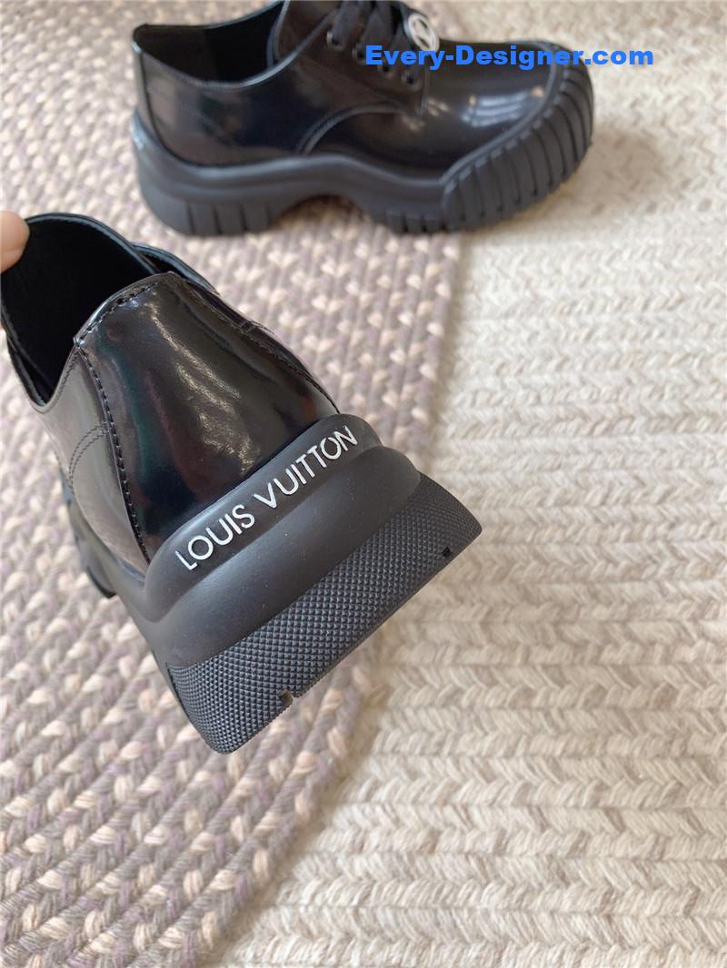 l0vis Vvtt0n black leather derby shoe