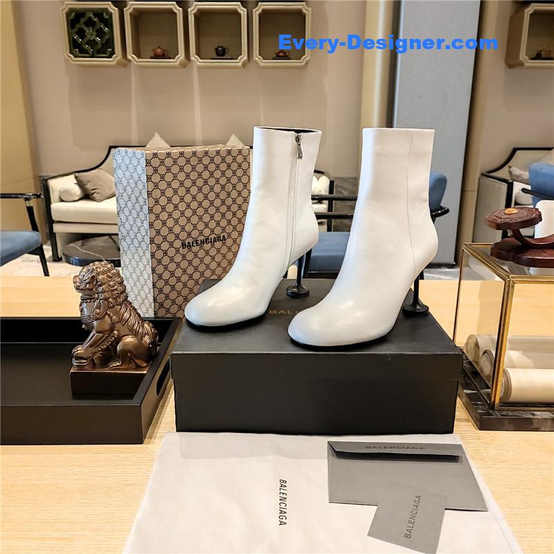 Ba1en*iaga wine glass heeled round toe boots