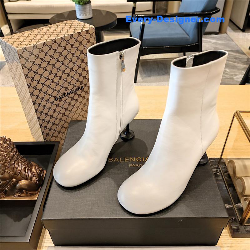 Ba1en*iaga wine glass heeled round toe boots