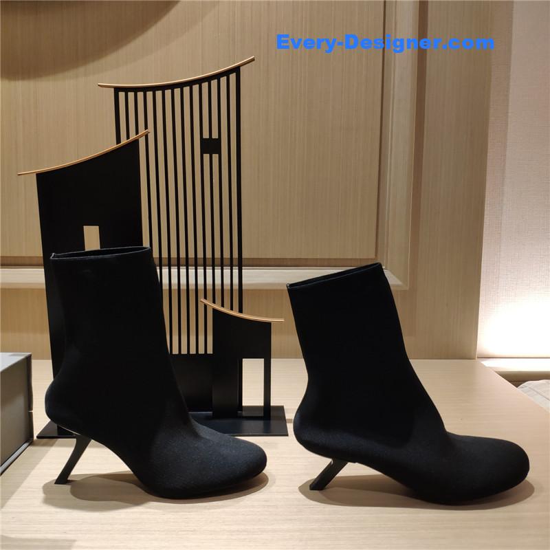 Ba1en*iaga’s new 7-shaped heel sock boots