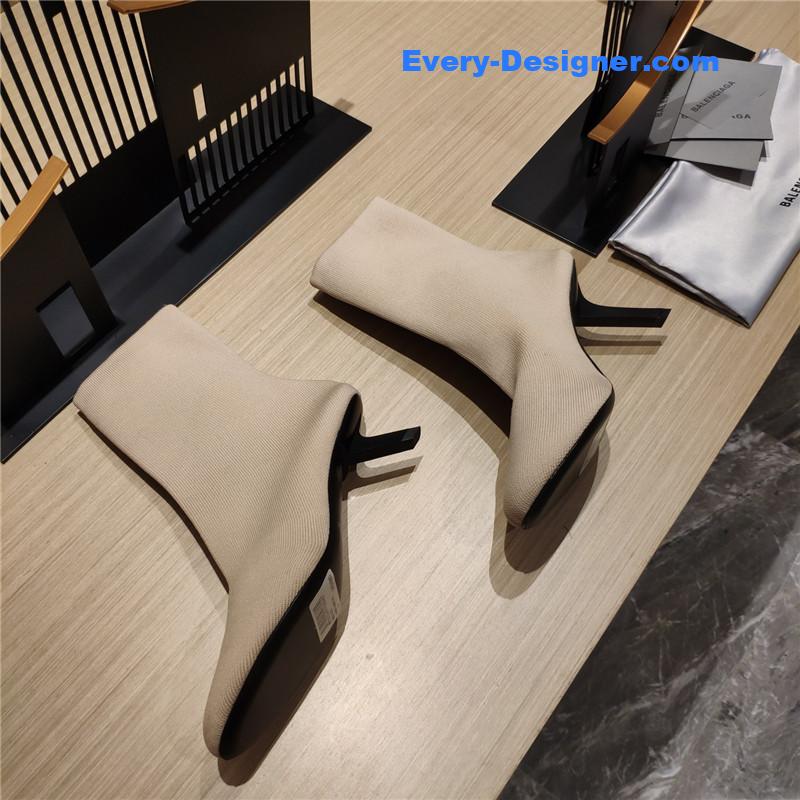 Ba1en*iaga’s new 7-shaped heel sock boots