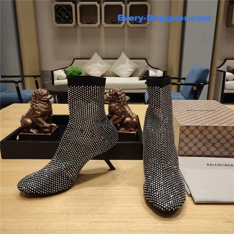 Ba1en*iaga’s new 7-shaped heel sock boots