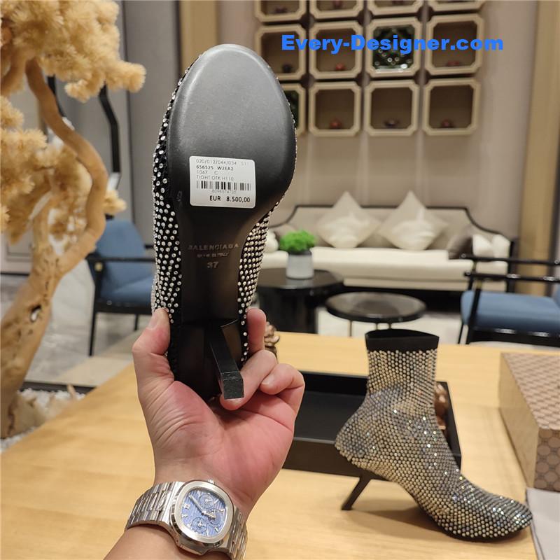 Ba1en*iaga’s new 7-shaped heel sock boots