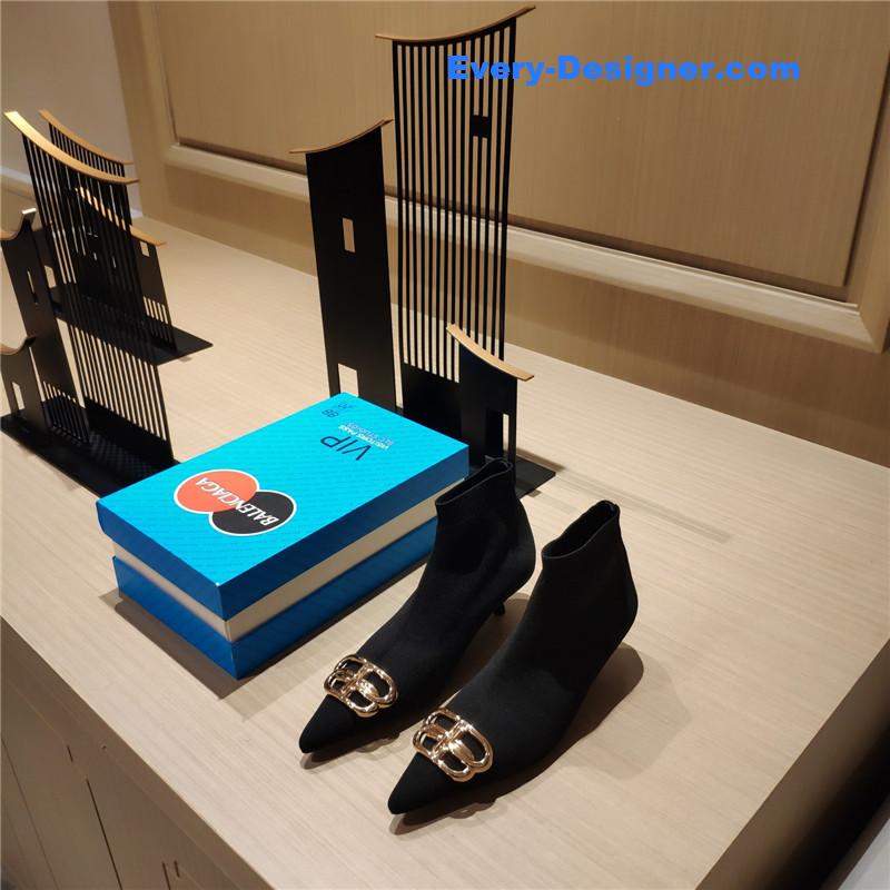 Ba1en*iaga new cat with small boots