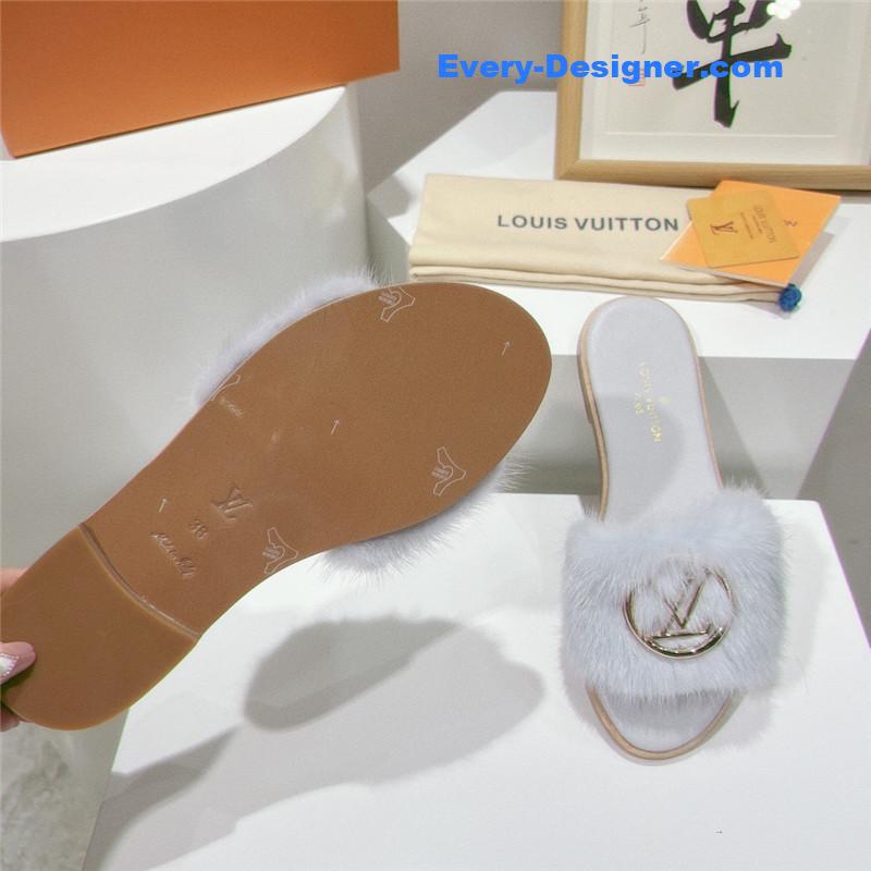 l0vis Vvtt0n lv flat open toe sandals