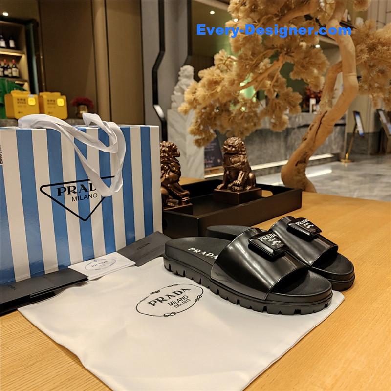 Pra*a “trapezoid logo logo creative” bag buckle slippers