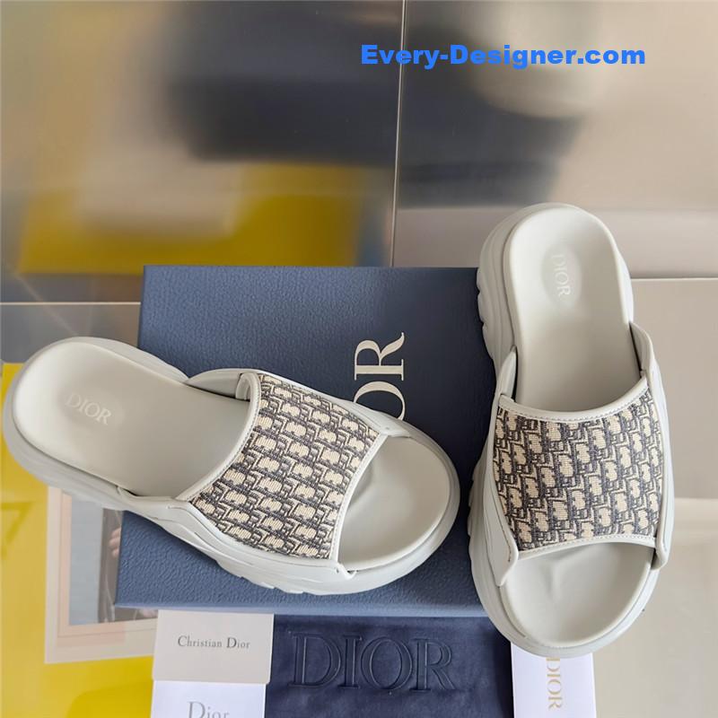 D10r couple models oblique platform slippers