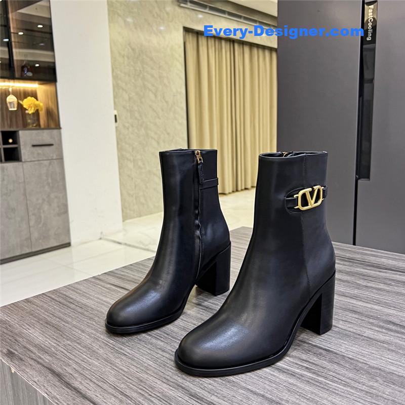 Va1e*ntin0 ankle boots in leather with v buckle in calfskin