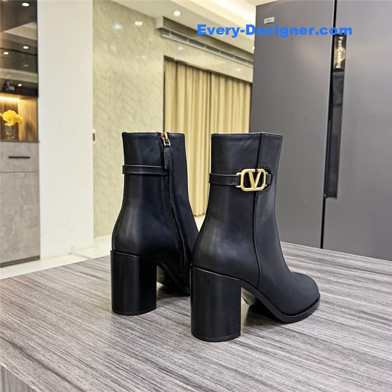 Va1e*ntin0 ankle boots in leather with v buckle in calfskin