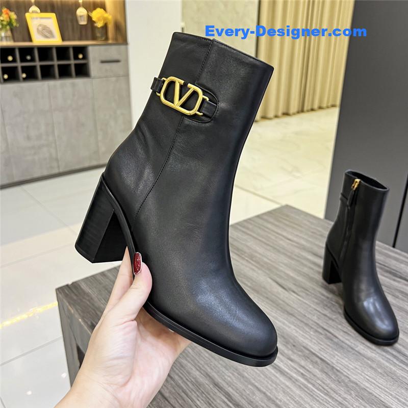 Va1e*ntin0 ankle boots in leather with v buckle in calfskin