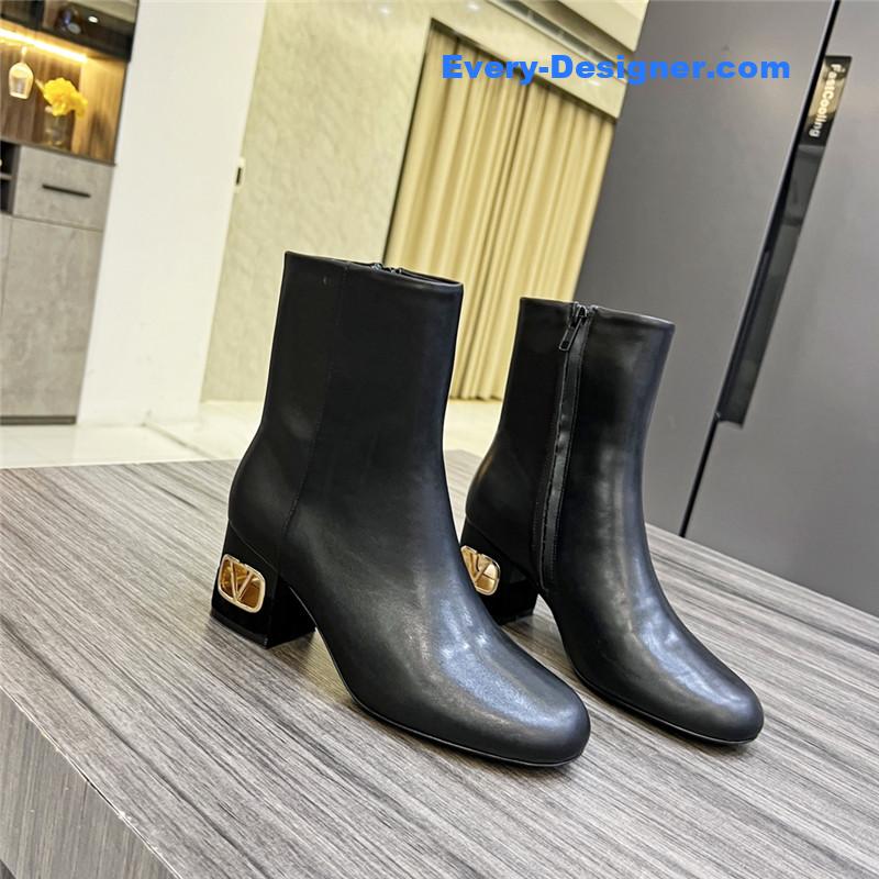 Va1e*ntin0 ankle boots in leather with v buckle in calfskin