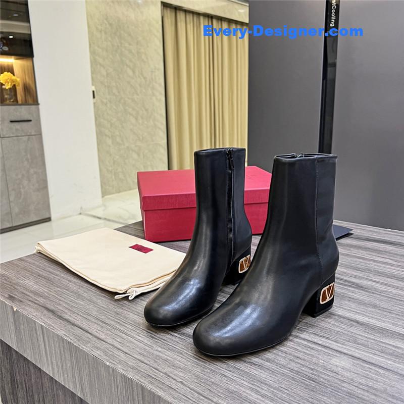 Va1e*ntin0 ankle boots in leather with v buckle in calfskin