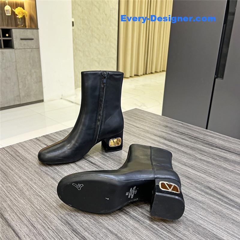 Va1e*ntin0 ankle boots in leather with v buckle in calfskin