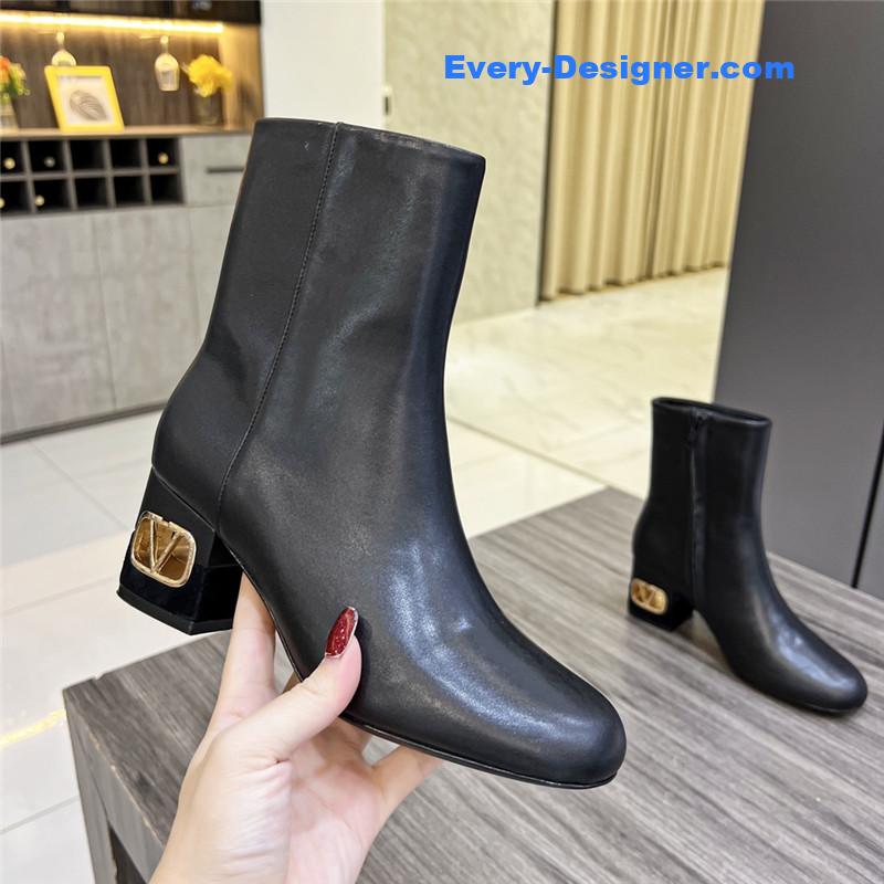 Va1e*ntin0 ankle boots in leather with v buckle in calfskin