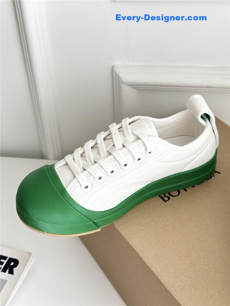 b0tt*ga Ven*ta couple sneakers