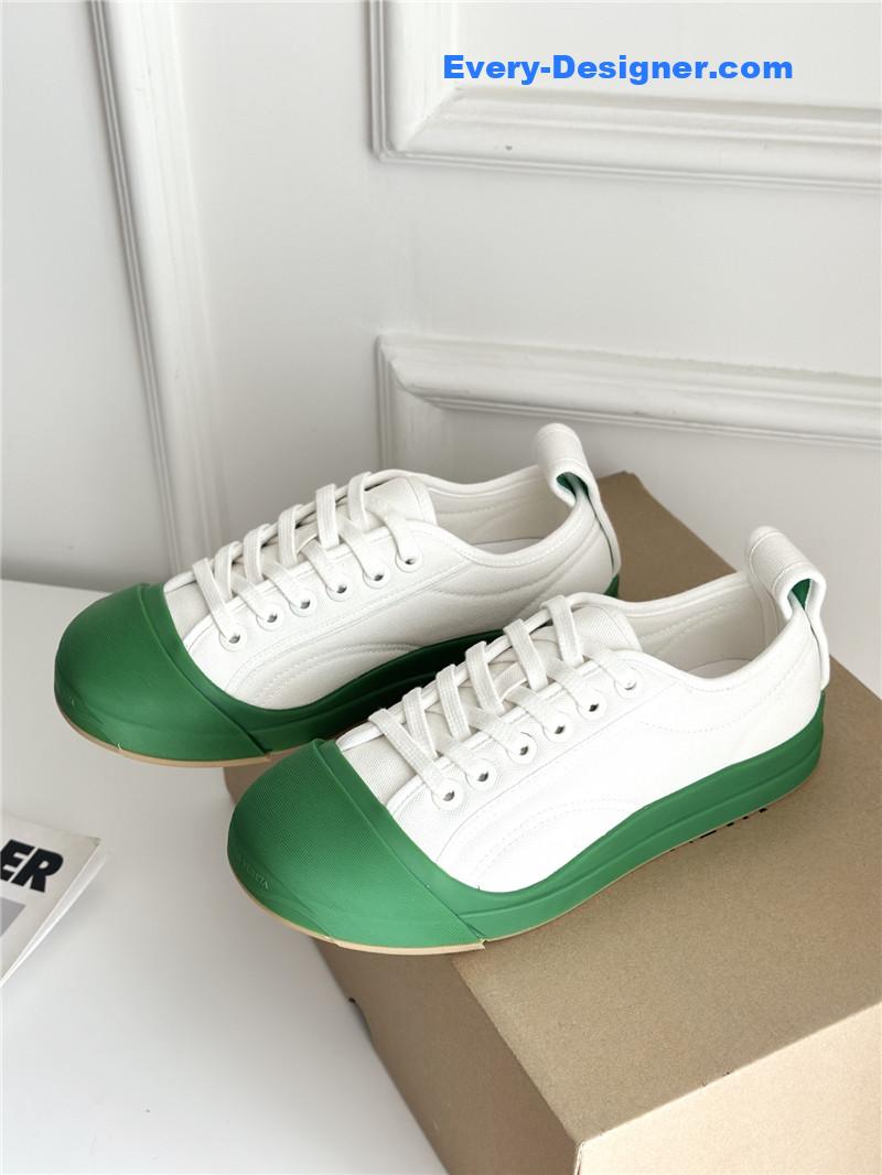 b0tt*ga Ven*ta couple sneakers