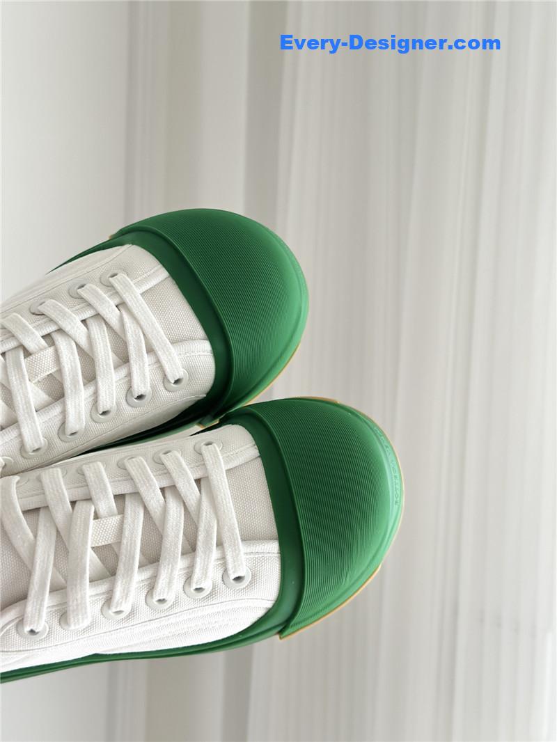 b0tt*ga Ven*ta couple sneakers