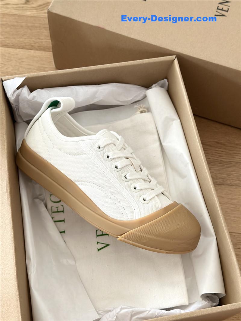 b0tt*ga Ven*ta couple sneakers