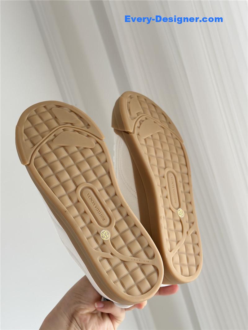 b0tt*ga Ven*ta couple sneakers