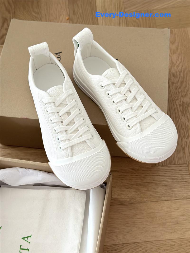 b0tt*ga Ven*ta couple sneakers