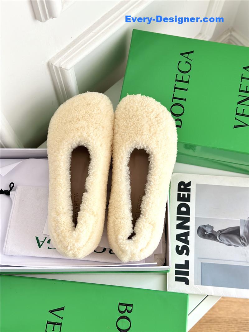 b0tt*ga Ven*ta new fur shoes