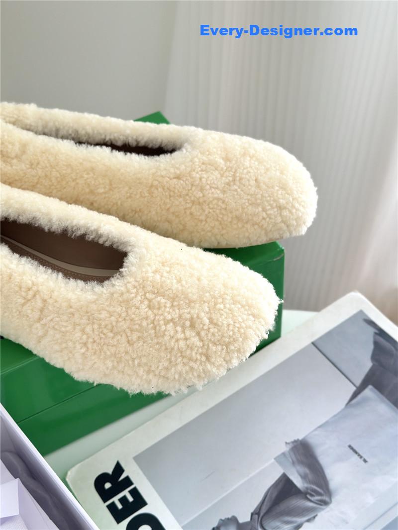 b0tt*ga Ven*ta new fur shoes