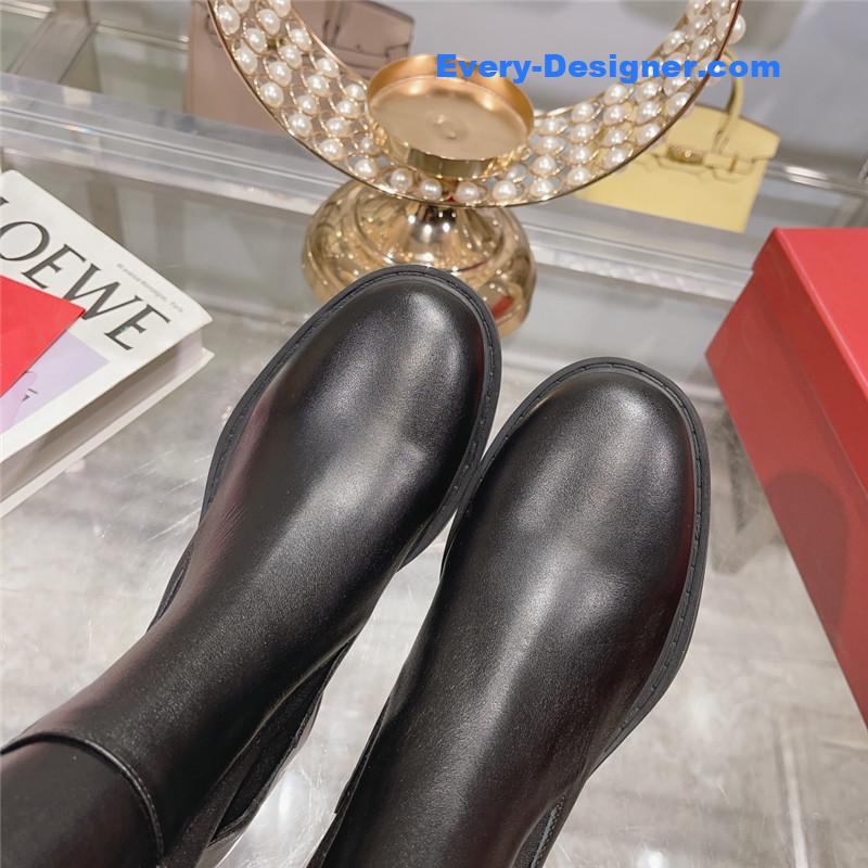 Roger vivier classic buckle boots