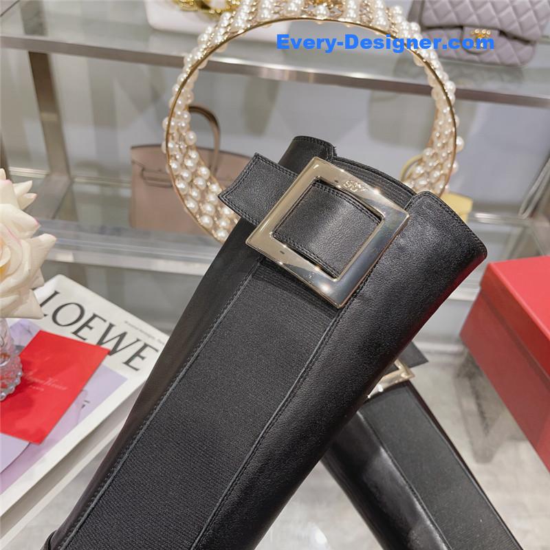 Roger vivier classic buckle boots