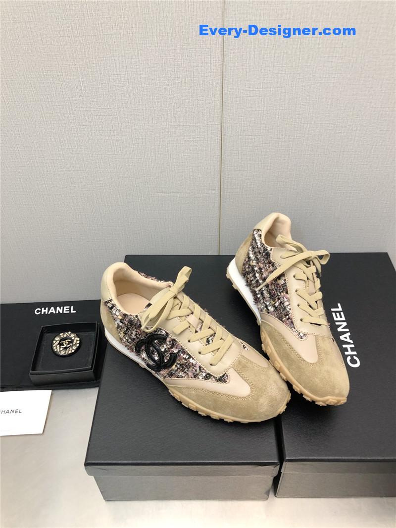 CC printed white shoes