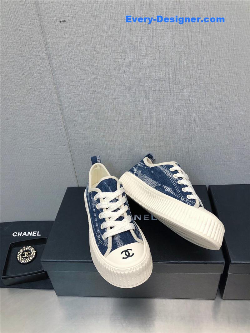 CC printed white shoes