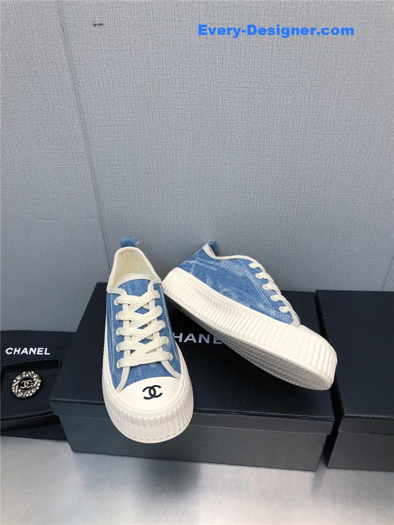 CC printed white shoes