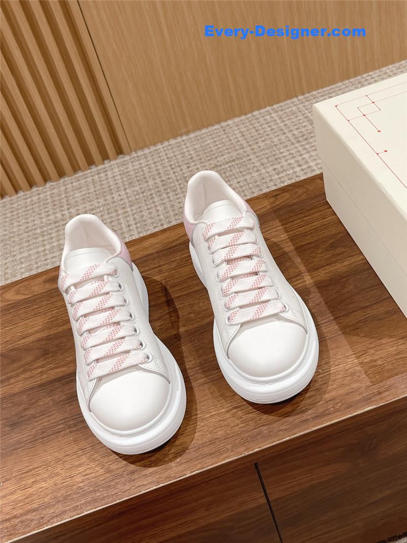 a1exa*der Mcqv*en classic all-match small white shoes