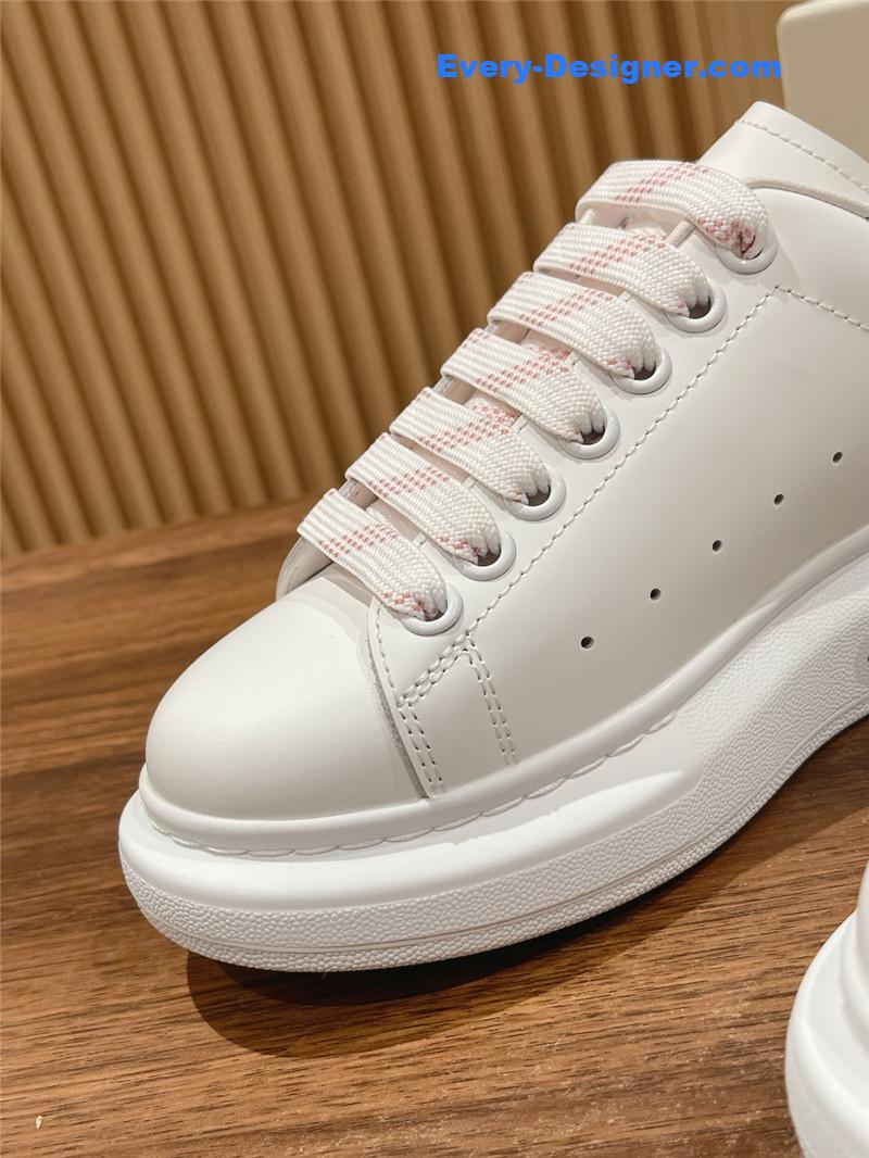 a1exa*der Mcqv*en classic all-match small white shoes