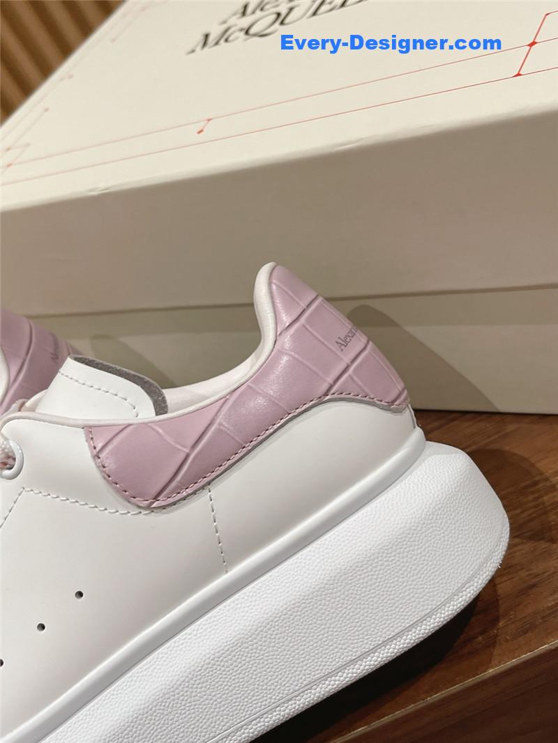 a1exa*der Mcqv*en classic all-match small white shoes