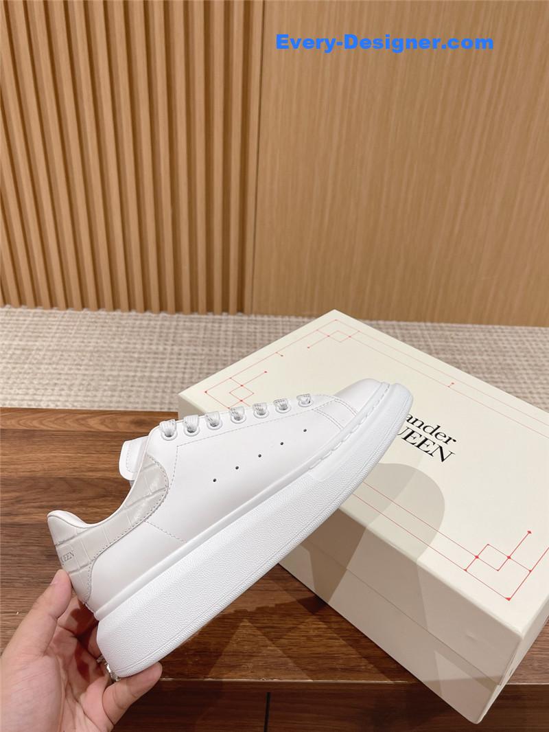 a1exa*der Mcqv*en classic all-match small white shoes