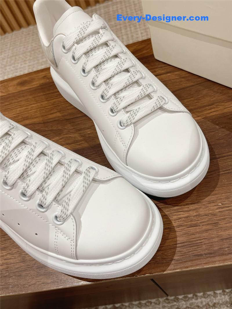 a1exa*der Mcqv*en classic all-match small white shoes
