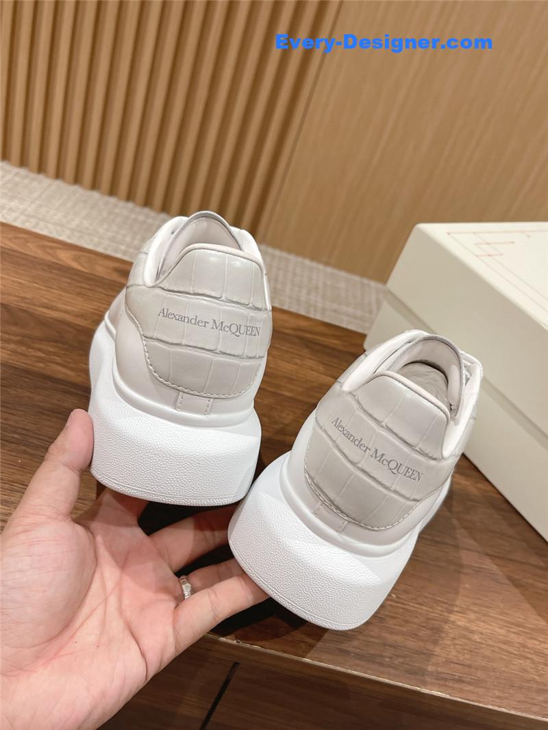 a1exa*der Mcqv*en classic all-match small white shoes