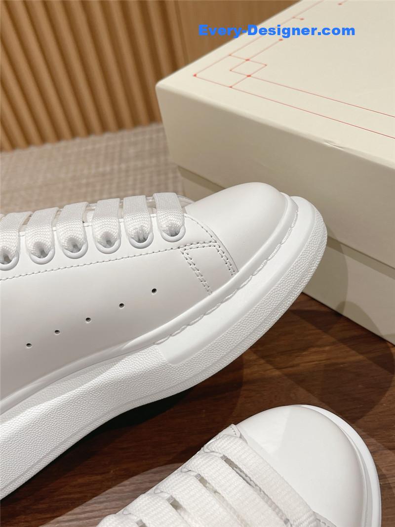 a1exa*der Mcqv*en classic all-match small white shoes