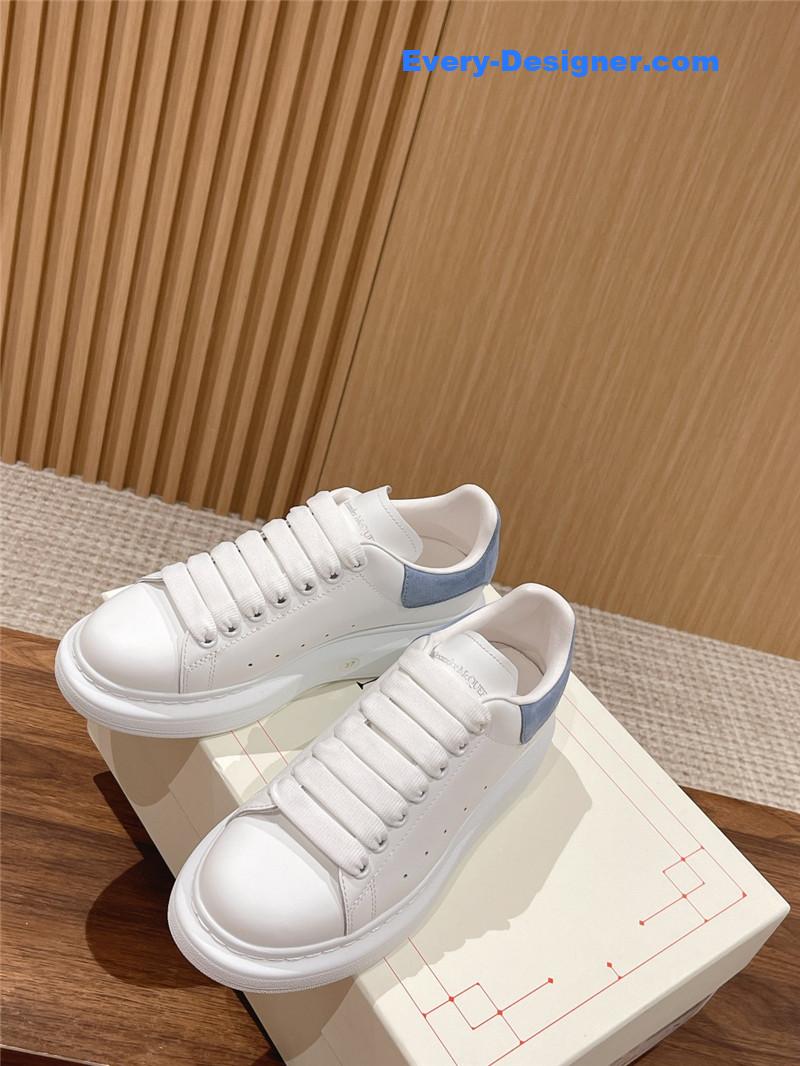 a1exa*der Mcqv*en classic all-match small white shoes