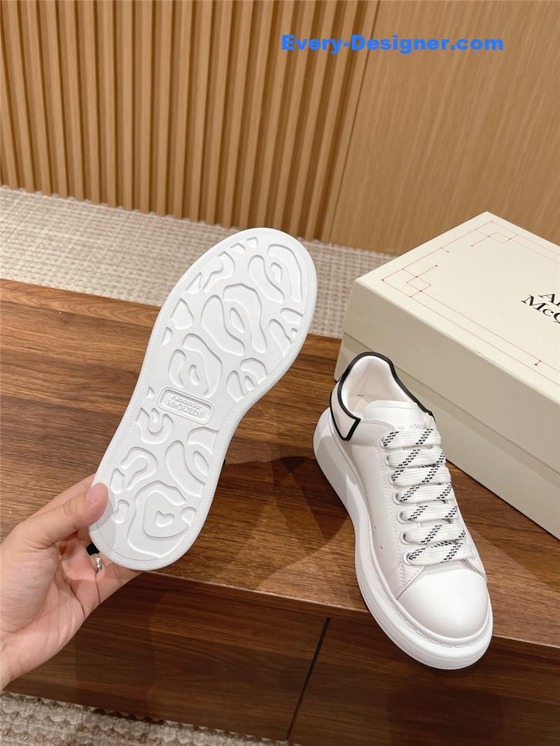 a1exa*der Mcqv*en classic all-match small white shoes