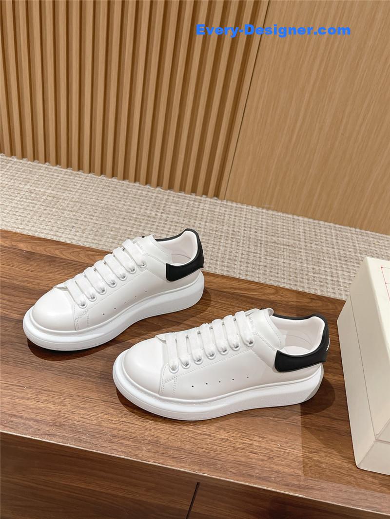 a1exa*der Mcqv*en classic all-match small white shoes