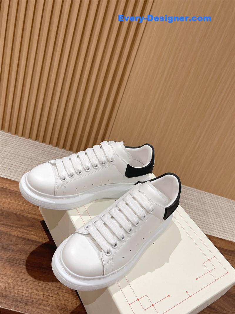 a1exa*der Mcqv*en classic all-match small white shoes
