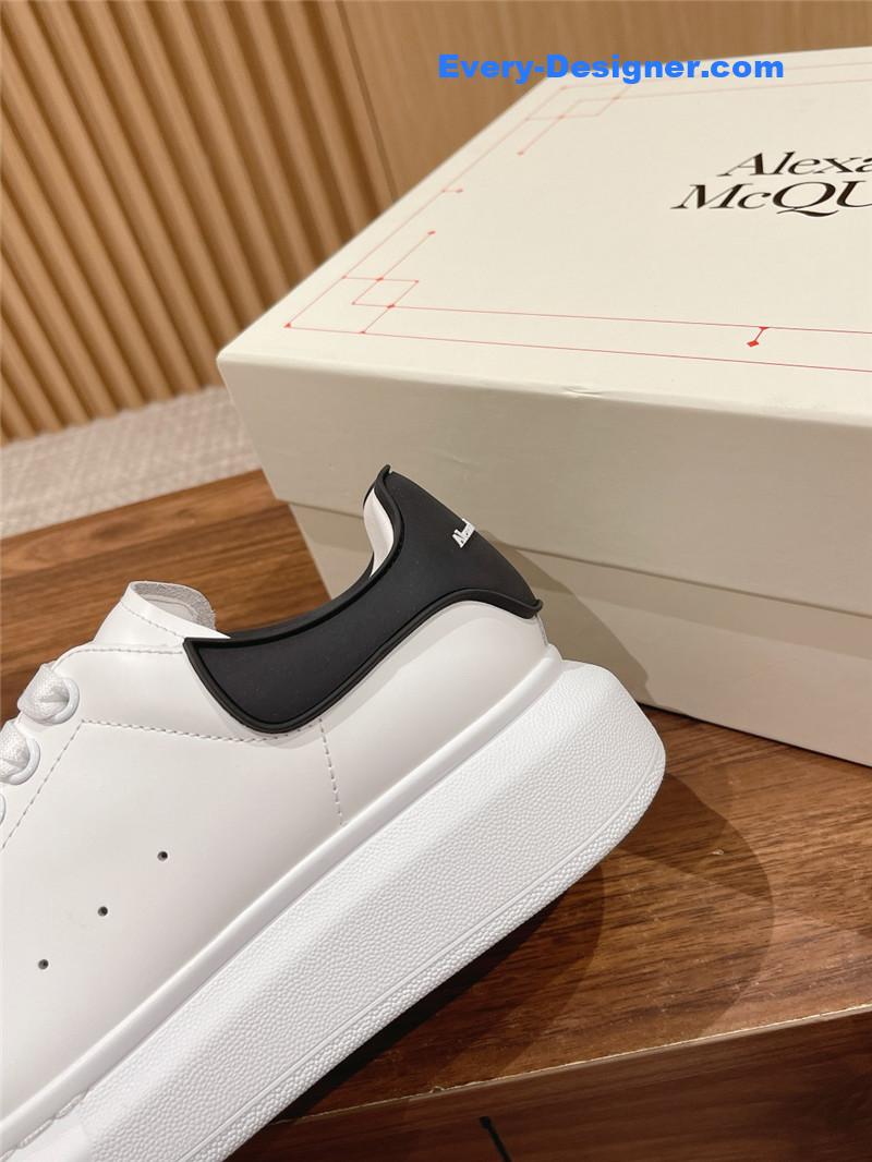 a1exa*der Mcqv*en classic all-match small white shoes