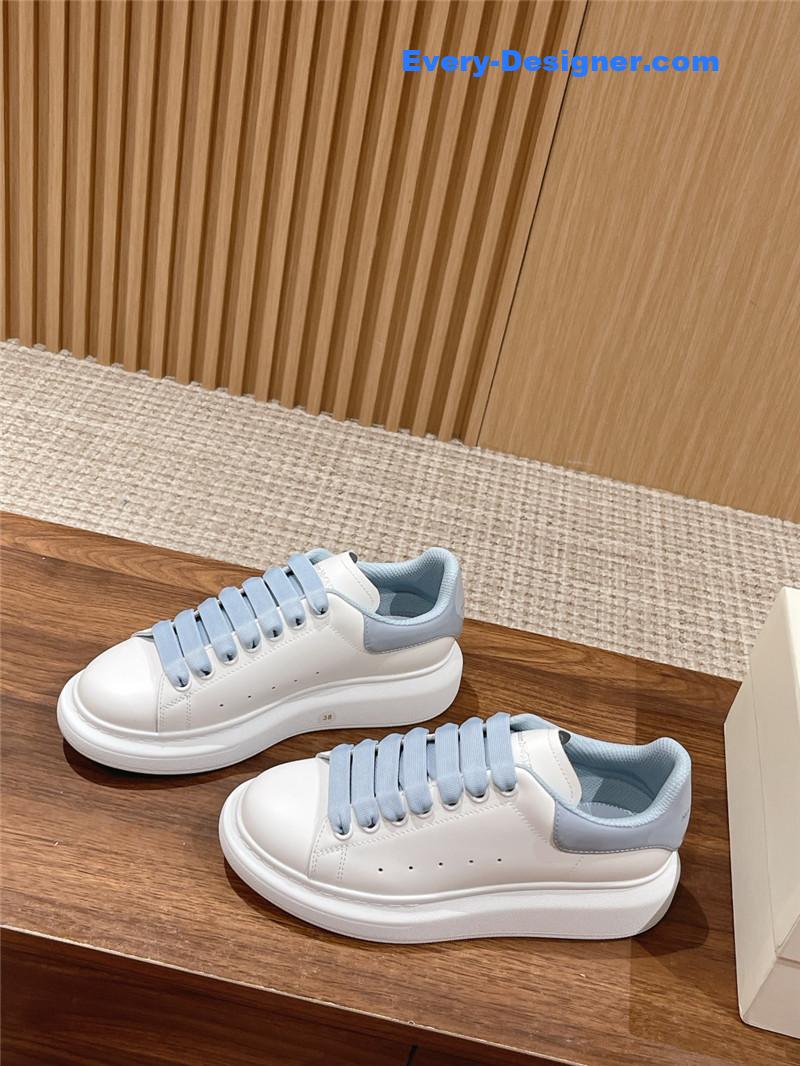 a1exa*der Mcqv*en classic all-match small white shoes