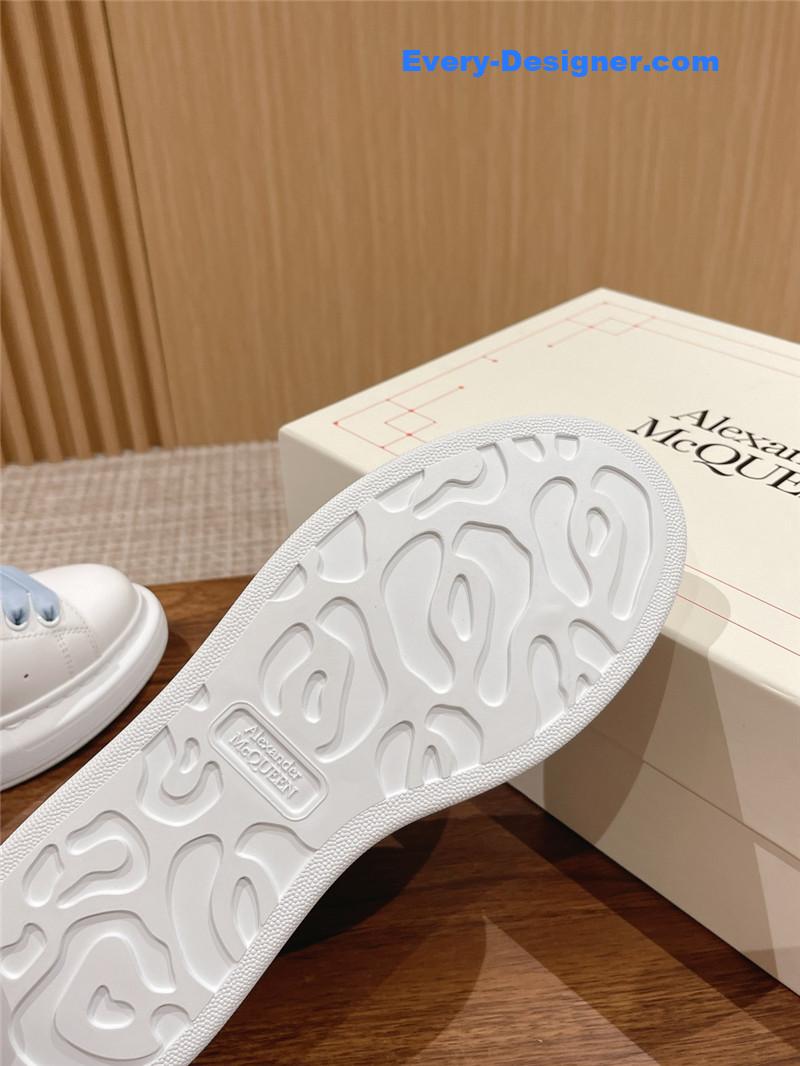 a1exa*der Mcqv*en classic all-match small white shoes